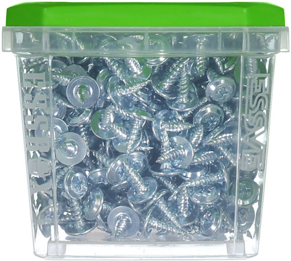 Plastlåda med grönt lock innehållande flera metallskruvar med brickor.