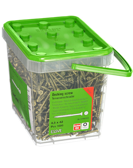 Genomskinlig plastbehållare med grönt lock, innehållande 1600 terrasskruvar 4.5 x 42 mm från märket ESSVE.
