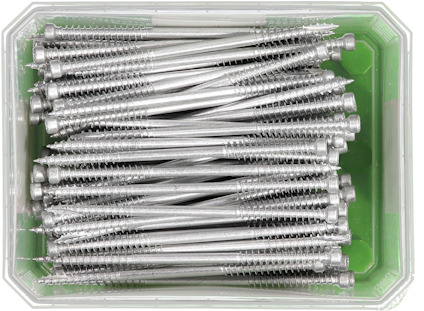 En plastlåda fylld med silvriga skruvar med gängor och insexhuvud.