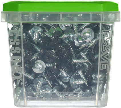 Plastlåda med grönt lock innehållande metallskruvar, märkt med texten "ESSVE" på sidan.