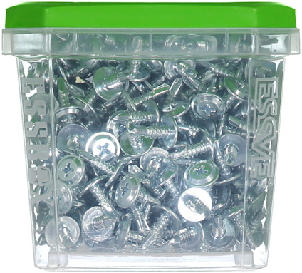 Transparent plastlåda med grönt lock innehållande flera metallskruvar. Texten "ESSVE" syns på lådan.