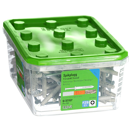 Transparent plastlåda med grönt lock innehållande Essve spikpluggar. Etikett med text på svenska och streckkod synlig.