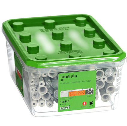 Plastlåda med grönt lock innehållande fasadpluggar, märkt "Facade plug 6XL 10x140 PCS 30 Essve".