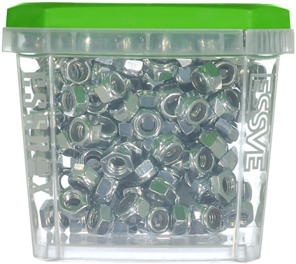 Plastlåda med grönt lock innehållande flera muttrar av metall. Texten ESSVE syns på sidan av lådan.