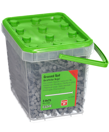Plastlåda med grönt lock innehållande räfflade spikar, 2,8x75 mm, med text på flera språk.