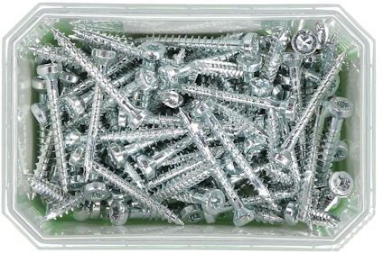 Fyrkantig plastlåda fylld med silverfärgade träskruvar.