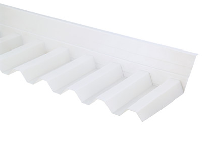 Vit korrugerad plastpanel med rektangulära former och en platt sektion på toppen.