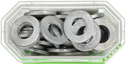 Flera metallbrickor i en rektangulär plastbehållare med gröna accenter.