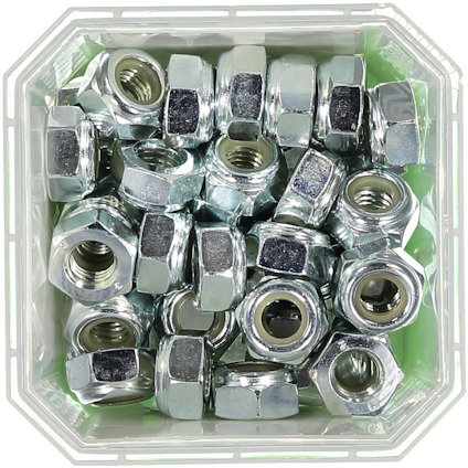 Fyrkantig behållare med flera silverfärgade stålförzinkade muttrar staplade inuti.
