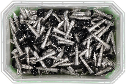 En plastlåda fylld med silverfärgade skruvar med svarta huvuden.