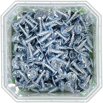 Tjära skruvar med platta huvuden i en genomskinlig, kvadratisk plastbehållare.