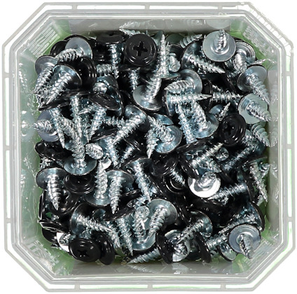 Skruvar med brickor i en fyrkantig plastbehållare.