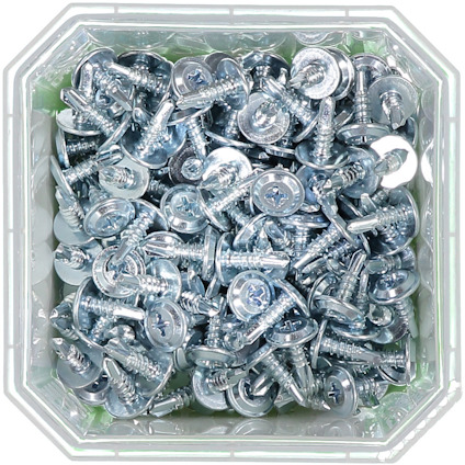 En låda fylld med ett flertal silverfärgade skruvar med brickor.