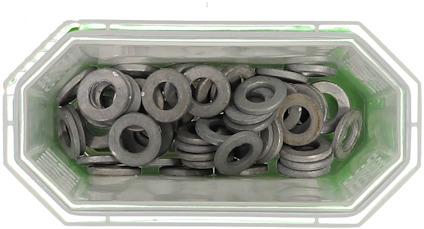 Metallbrickor i en fyrkantig, plastbehållare med gröna kanter.