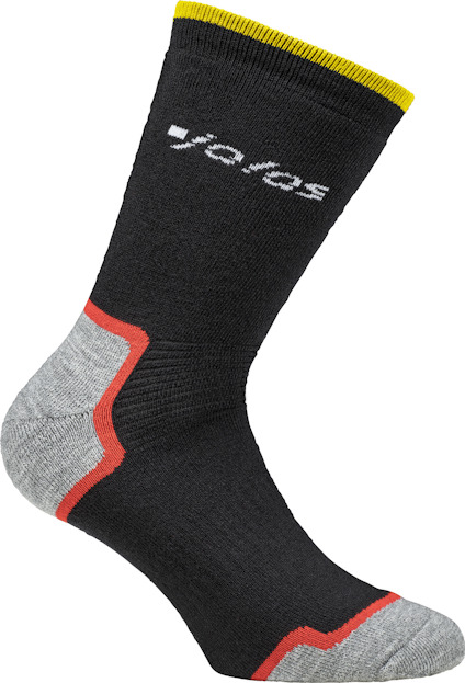 Svart strumpa med grå häl och tå, röd och gul randade detaljer, samt texten "Yares" i vitt.