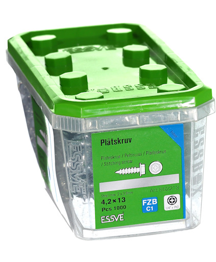 Transparent plastbehållare med grönt lock, innehåller 1000 ESSVE plåtskruv, 4,2 x 13 mm, artikelnummer 562913.