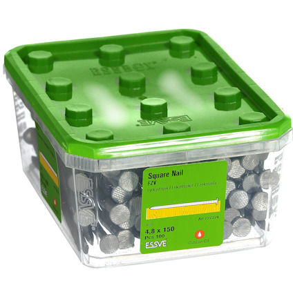 Transparent låda med kvadratiska spikar, etikett "Square Nail FZW 4,8 x 150, Essve".