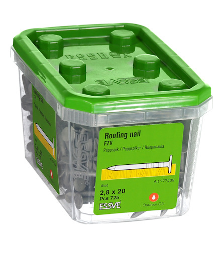 Plastlåda med grönt lock innehållande takspik, etikett med texten "Roofing nail 2.8 x 20 PCS 725 ESSVE".