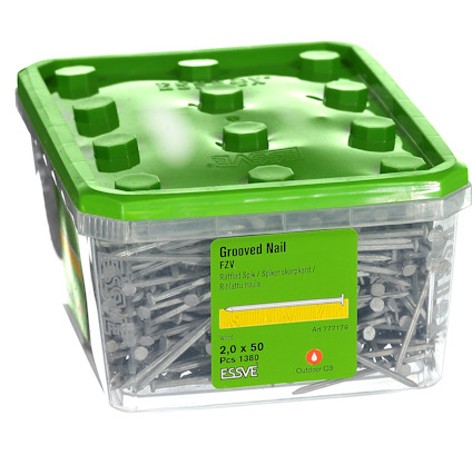 Transparent plastlåda med grönt lock, innehållandes räfflade spikar, 1380 st, art. nr 7771779 från ESSVE.