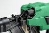 Grön och svart handhållen elektrisk häftpistol med laddad häftklammer.