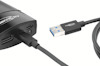 USB-kabel ansluten till en port på en svart elektronisk enhet.