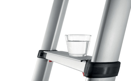 Stege med ett glas vatten på en av stegpinnarna.