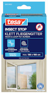 Förpackning för Tesa Insect Stop fönsterskärm med kardborrefäste, 130 x 150 cm. Bild av fönster med skymt av träd.