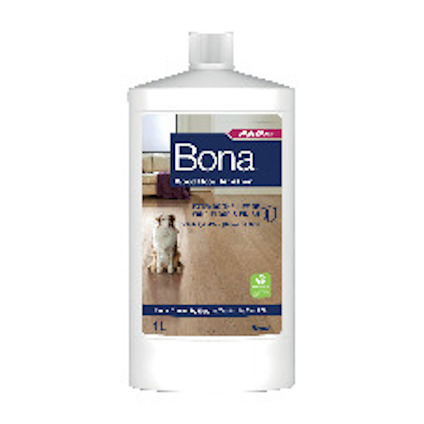 Flaska Bona Wood Floor Refresher med etikett som visar ett rum med parkettgolv. Text: "High Gloss", "1L".