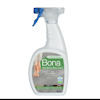 Sprayflaska med Bona Hard-Surface Floor Cleaner, etikett med foto på fötter och text som beskriver rengöringseffekt.