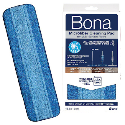Blå mikrofiberrengöringsduk med förpackning som visar texten "Bona Microfiber Cleaning Pad" och användningsinstruktioner.